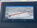 高精細な地図表示で、目的地までスムーズに。渋滞情報などもリアルタイムで確認でき、安心して運転に集中できます。見やすい画面が魅力です。