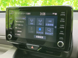 様々な音源に対応し、高音質で音楽を楽しめます。Bluetooth接続で、スマートフォン内の音楽も簡単に再生可能です。車内がコンサートホールに。