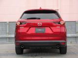 水平基調に統一された美しいプレスラインと左右2本出しマフラーが、ワイド&ローな力強さを演出。どの角度から見ても洗練された、都市に映えるプレミアムな佇まいを印象づけます。