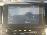 多彩なソースに対応したオーディオシステムで、お好みの音楽をお楽しみいただけます。クリアな音質で、車内空間を心地よく演出します。