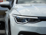 【IQ.LIGHT】 対向車や先行車のドライバーを眩惑することなく、前方の路面と路肩を広範囲に明るく照らすことができるマトリックスLEDヘッドライトを装備。快適なドライブをアシストします。
