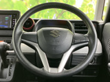 握りやすいステアリングで、快適な運転操作を実現。スポーティーなデザインで、ドライビングの楽しさを演出します。