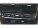 プッシュボタンで切り替え可能なオートエアコンを装備しています