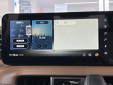 高精細な地図表示で、運転をサポートします。渋滞情報なども確認でき、スムーズなルート選択が可能。初めての道も安心です。