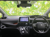 ドライバーシートからの視界は広く、運転に集中できます。操作系の配置も合理的にまとめられており、快適なドライブをサポートします。