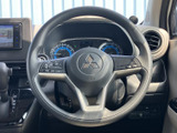 握りやすいデザインで、快適な運転操作をサポートします。ステアリング操作も軽快に行えます。
