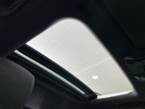 【サンルーフ】開放感たっぷりの希少装備、サンルーフが装着されています!車内に明かりを取り入れたり景色を楽しむ以外にも、車内の空気も簡単に換気できて快適です!