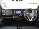 明るく広々した車内で、運転に全集中できます
