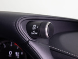 スマートキーを携帯した状態で、リヤバンパーの下に足を出し入れする動作で、車のトランク(バックドア)を自動で開閉できる便利機能!
