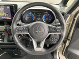 握りやすいステアリングは、長時間の運転でも疲れにくい設計。操作性も高く、快適なドライブをサポートします。