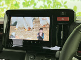 停車中には、お気に入りの番組や映像を楽しめます。長距離移動の休憩時などに、リラックスできる空間を提供。時間を有効活用できます。