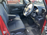 開放感のある室内空間が広がります。ドライバー視点からの眺めは良好で、運転に集中できます。快適なドライブをサポートする空間です。