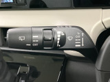 雨天時でもクリアな視界を確保できるワイパーレバー。様々な設定で、運転状況に応じた最適な拭き取りを可能にします。