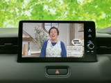 停車中には、TV番組や映像コンテンツをお楽しみいただけます。待ち時間も快適に過ごせる便利な機能です。