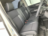 運転席は、視界が広く、操作性も抜群。座り心地の良いシートが、長時間のドライブでも疲れを感じさせません。快適な空間を演出します。