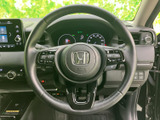 握りやすい形状で、運転操作をサポート。ステアリングスイッチで、オーディオや通話もスムーズに行えます。