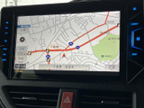 見やすい地図表示で、目的地までスムーズに案内。渋滞情報もリアルタイムで確認でき、より快適な移動をサポートします。