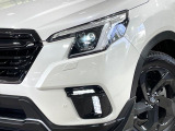 【LEDヘッドライト】悪天候や夜間走行時も良好な視界を確保し安心して運転できる高輝度LEDヘッドライトを装備!点灯速度が早く、消費電力も抑えられています。