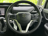 握りやすいステアリングは、運転操作をスムーズにします。操作性にも優れ、快適な運転をサポートします。
