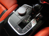 iDriveコントローラー。運転に集中しながら操作可能。