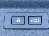 【パワーバックドア】スマートキーや運転席のボタンを押すだけでリアゲートが自動で開閉します!荷物を持っている時や、高い位置にあるバックドアを閉める際に便利な機能です♪