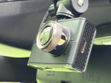 後方の視界を広げるバックモニター。駐車時の安全性を高め、運転をサポートします。