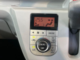 【オートエアコン】一度お好みの温度に設定すれば、車内の温度を検知し風量や温度を自動で調整。暑い&hellip;寒い&hellip;と何度もスイッチ操作をする必要はありません。快適な車内空間には必須の機能ですね♪