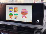 停車中には、番組や動画を楽しめます。長距離移動や待ち時間も、ゆったりと過ごせるのが魅力です。快適な移動時間を演出。