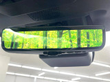 【スマートリヤビューミラー】後席の大きな荷物や同乗者で後方が確認しづらい時でも安心!カメラが撮影した車両後方の映像をルームミラー内に表示。クリアな視界で状況の確認が可能です!