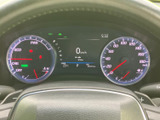 視認性の高いメーター類により、運転に必要な情報を正確に把握できます。洗練されたデザインが、運転席をスタイリッシュに演出し、情報量も豊富で安心感を与えます。