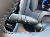 雨天時でもクリアな視界を確保するワイパーレバー。操作も簡単で、快適な運転をサポートします。安全運転に欠かせない装備です。