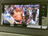 停車中に楽しめるTV機能。ニュースや番組で、待ち時間も快適に過ごせます。車内でのエンターテイメントを充実させてくれるアイテムです。