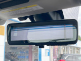 【スマートリヤビューミラー】後席の大きな荷物や同乗者で後方が確認しづらい時でも安心!カメラが撮影した車両後方の映像をルームミラー内に表示。クリアな視界で状況の確認が可能です!