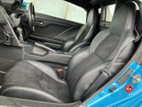 運転に集中できる、機能的な空間設計。操作しやすい位置に配置されたスイッチ類も魅力です。