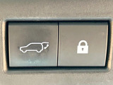 【ハンズフリーパワーバックドア】リアバンパー下部に足先を出し入れするだけでバックドアが自動で開閉♪両手が荷物でふさがっている時でもラクラク開閉操作が行えます!
