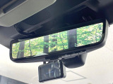【スマートリヤビューミラー】後席の大きな荷物や同乗者で後方が確認しづらい時でも安心!カメラが撮影した車両後方の映像をルームミラー内に表示。クリアな視界で状況の確認が可能です!