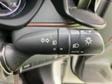 操作しやすい位置に配置されたウインカーレバー。スムーズな操作で、安全な車線変更をサポートします。繊細な操作感も魅力の一つです。