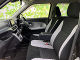 洗練された内装デザインが、上質な空間を演出します。運転に必要な情報が視認しやすく、安全運転をサポートします。快適なドライビングを。