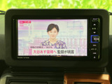 停車中に楽しめるTV機能。長距離移動のお供に最適です。待ち時間も快適に過ごせますね。