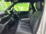 運転席からの視界は良好で、運転操作もスムーズに行えます。快適なドライブをサポートする空間です。