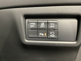 運転席脇のクラスタースイッチ部分にはカメラ切り替えスイッチ、パーキングセンサー、その他走行系スイッチを集中配置しております。