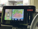 駐車時の安全性を高めるバックモニター。狭い場所でもスムーズな駐車操作をサポートします。後方の状況をしっかり確認し、安全運転を心がけましょう。