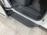 メーカーオプションの【ユニバーサルステップ】を装備。スライドドアと連動したステップにより、小さなお子様の乗り降りがし易くなります♪