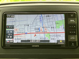 高機能なナビゲーションシステムが搭載されており、快適なドライブをサポート。CDやSDカード、Bluetoothなど多彩なメディアに対応しています。