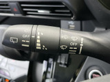 雨天時でもクリアな視界を確保できるワイパーレバー。運転状況に合わせて、最適な設定で運転できます。