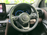 握りやすいステアリングは、ドライビングの楽しさを向上させます。操作性にも優れ、快適な運転をサポート。