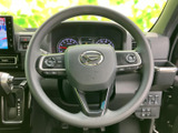 握りやすいステアリングで、快適な運転操作をサポート。オーディオやハンズフリー通話の操作も可能です。運転の楽しさを向上させます。