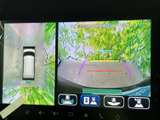後方の状況を画面で確認できるので、狭い道や駐車場でも安心です。安全な運転をサポートする頼もしい機能です。