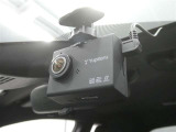 【ドラレコ搭載車】今や必需品のドライブレコーダー搭載車です。万が一のトラブルのときにも役に立つドライブレコーダーを装備しています。側面衝突や幅寄せ・割り込み対策に!