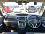 開放感のある運転席空間。視界の広さが運転をサポートし、疲労を軽減します。操作しやすい配置で、快適なドライブを楽しめます。